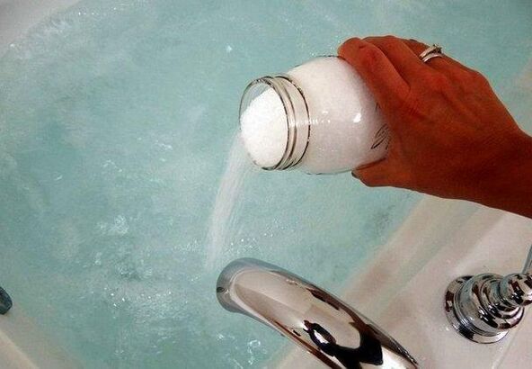 Hot bath with soda to enlarge the penis.